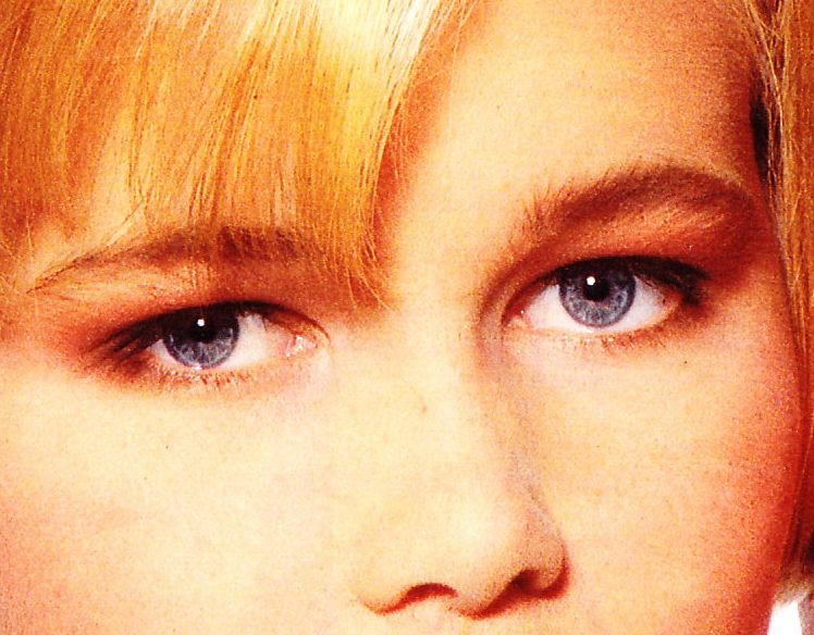 Claudia Schiffer eye color