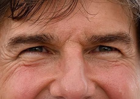 Tom Cruise eye color