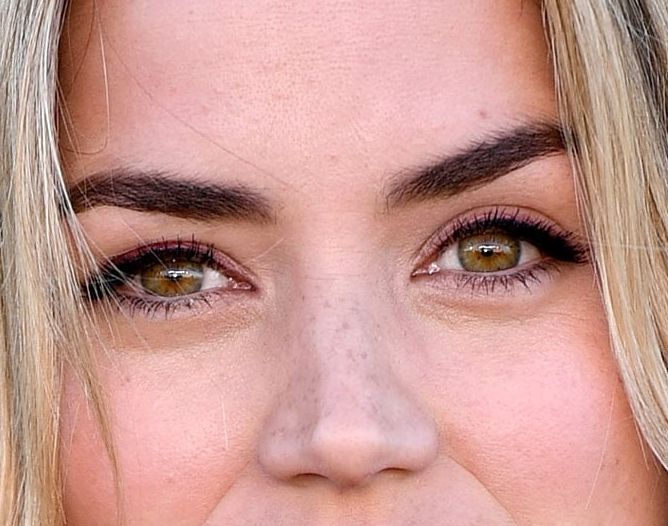 Ana de Armas eye color