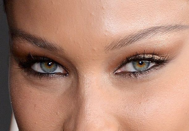 Bella Hadid eye color