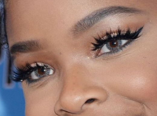 Ajiona Alexus eye color