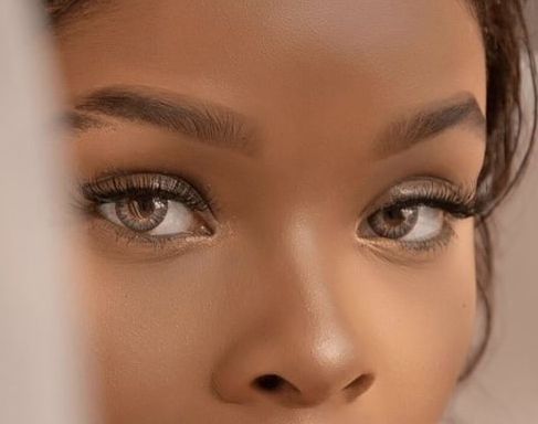 Ajiona Alexus eye color