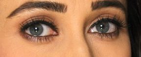 Karishma Kapoor eye color