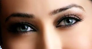 Karishma Kapoor eye color