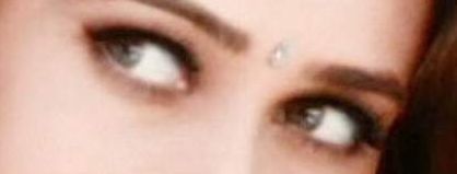 Karishma Kapoor eye color