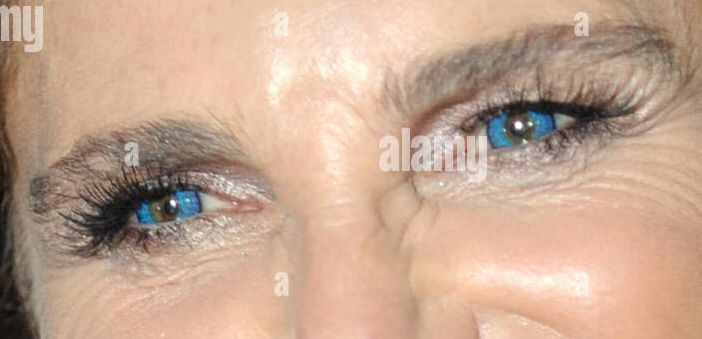 Tovah Feldshuh eye color