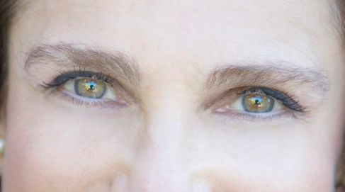 Tovah Feldshuh eye color