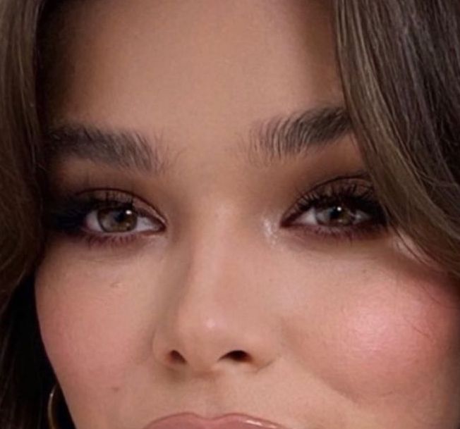 Hailee Steinfeld eye color