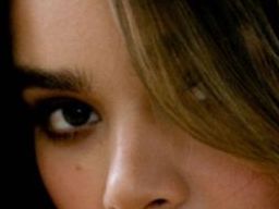 Hailee Steinfeld eye color