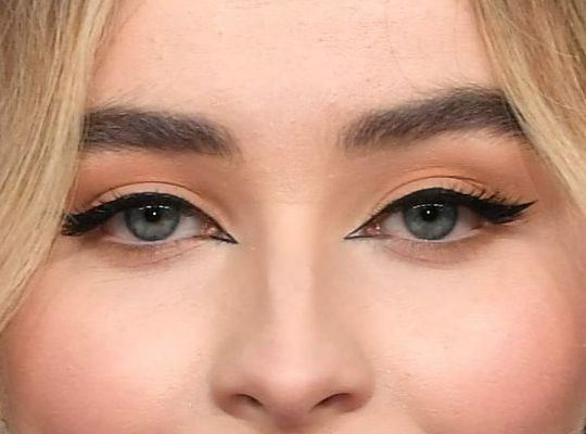 Sabrina Carpenter eye color