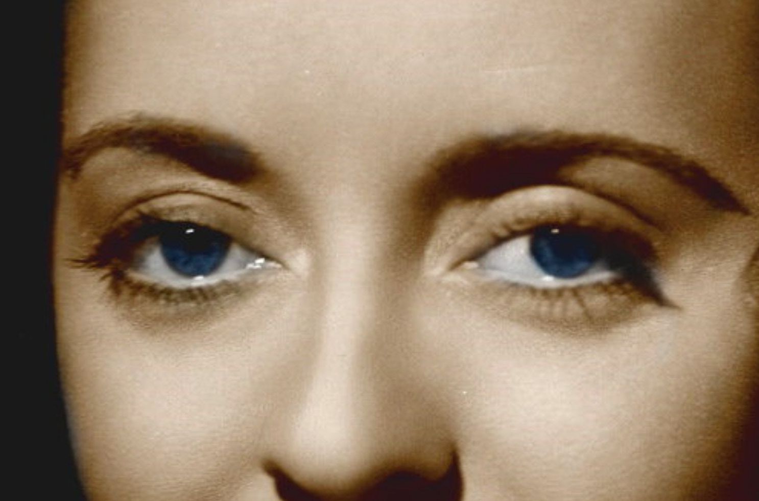 Bette Davis eye color