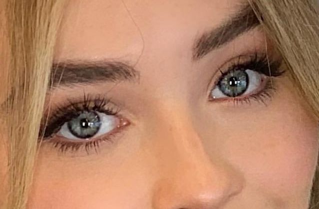 Sabrina Carpenter eye color