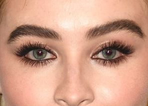 Sabrina Carpenter eye color