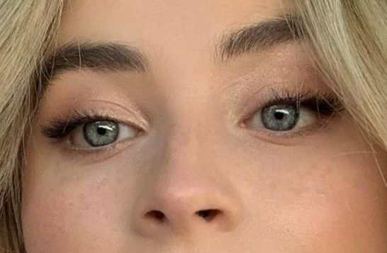 Sabrina Carpenter eye color