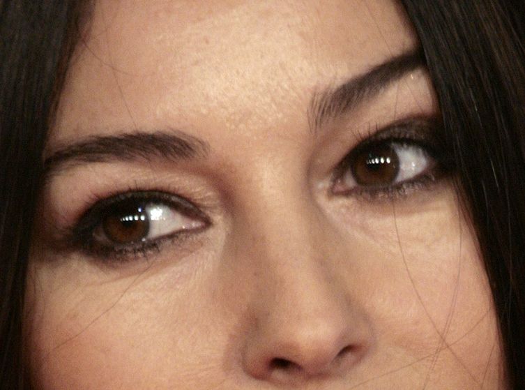 Monica Bellucci eye color