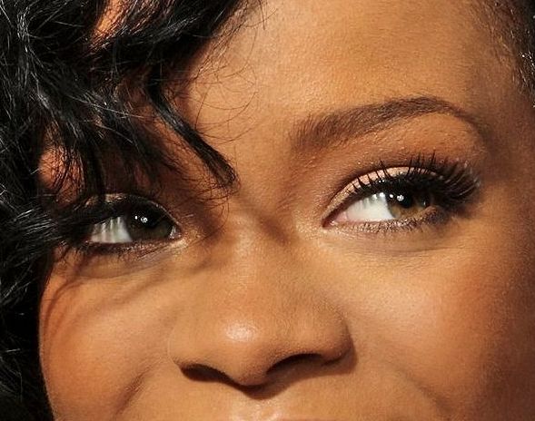 Rihanna eye color