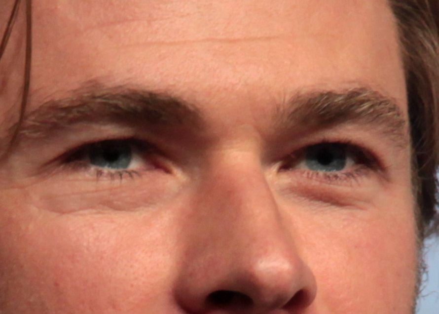 Chris Hemsworth eye color