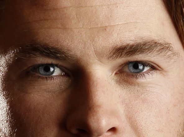 Chris Hemsworth eye color