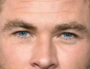 Chris Hemsworth eye color