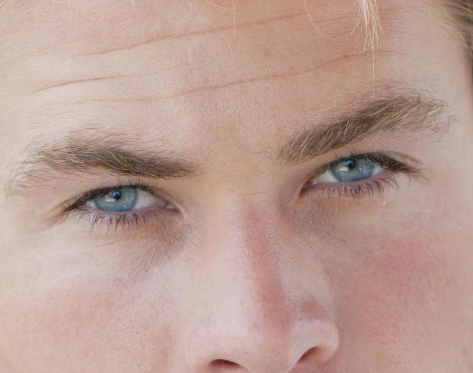 Chris Hemsworth eye color