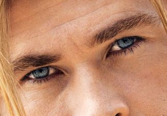 Chris Hemsworth eye color