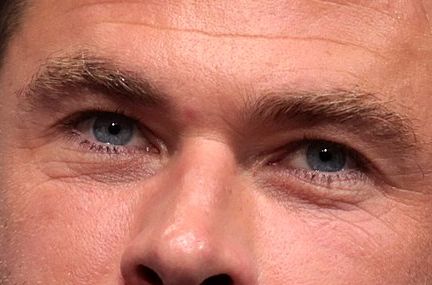 Chris Hemsworth eye color