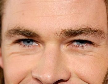 Chris Hemsworth eye color